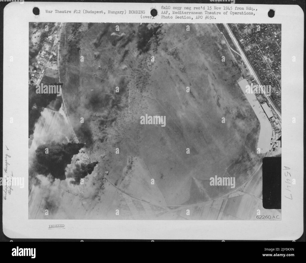 Am 13. April 1944 explodieren Bomben, die von den Consolidated B-24 'Liberators' der 15. Air Force abgeworfen wurden, auf dem Vesces Airdrome in der Nähe von Budapest, Ungarn. Stockfoto