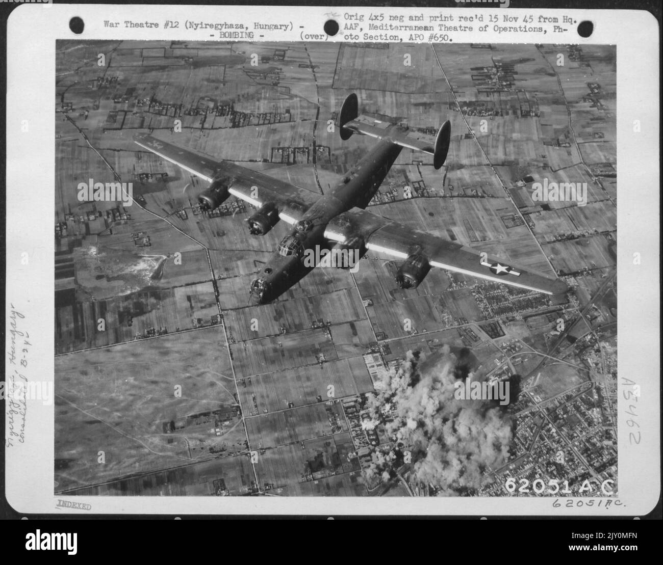 Bombardierung von Nyiregyhaza, Ungarn, durch die konsolidierten B-24 'Liberatoren' der Luftwaffe von 15., am 6. September 1944. Einer Der „Liberatoren“, Der Über Dem Rauchziel Abgebildet Ist. Stockfoto