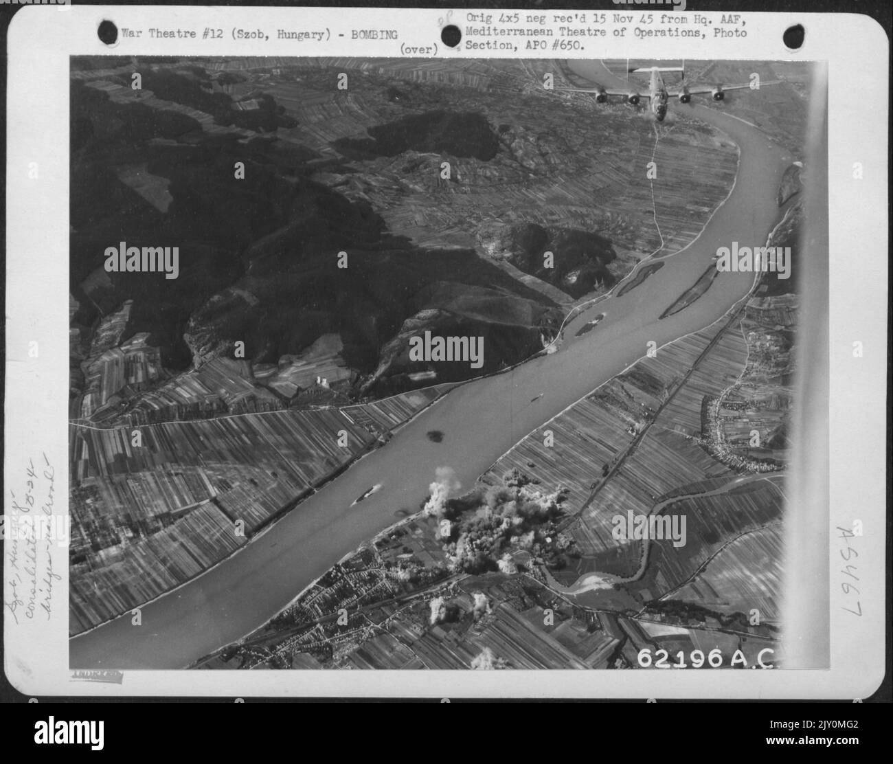 Nach Hause gebunden dieser konsolidierte B-24 'Befreier' der Luftwaffe von 15. hinterlässt Eine zertrümmerte Eisenbahnbrücke in der Nähe von Szob, Ungarn. 5. September 1944. Stockfoto