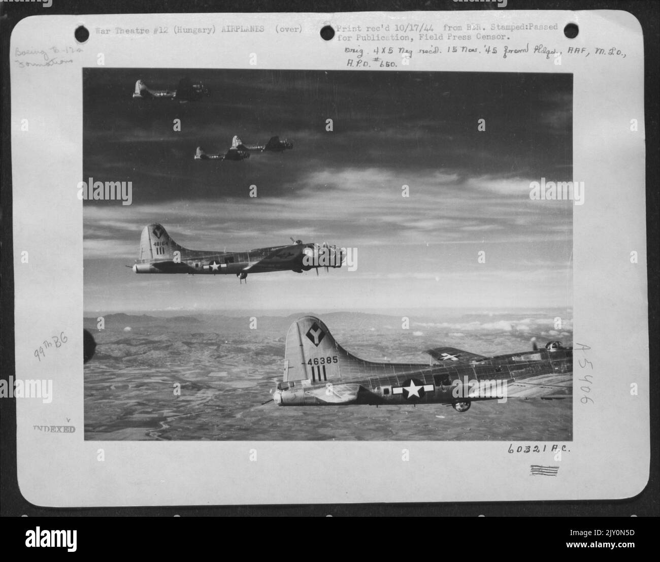 Diese Boeing B-17 Flying Fortresses der 15. Air Force verlassen die Szob Railroad Bridge, N. Budapest, Ungarn, nachdem sie am 20. September 1944 angegriffen wurde. Stockfoto