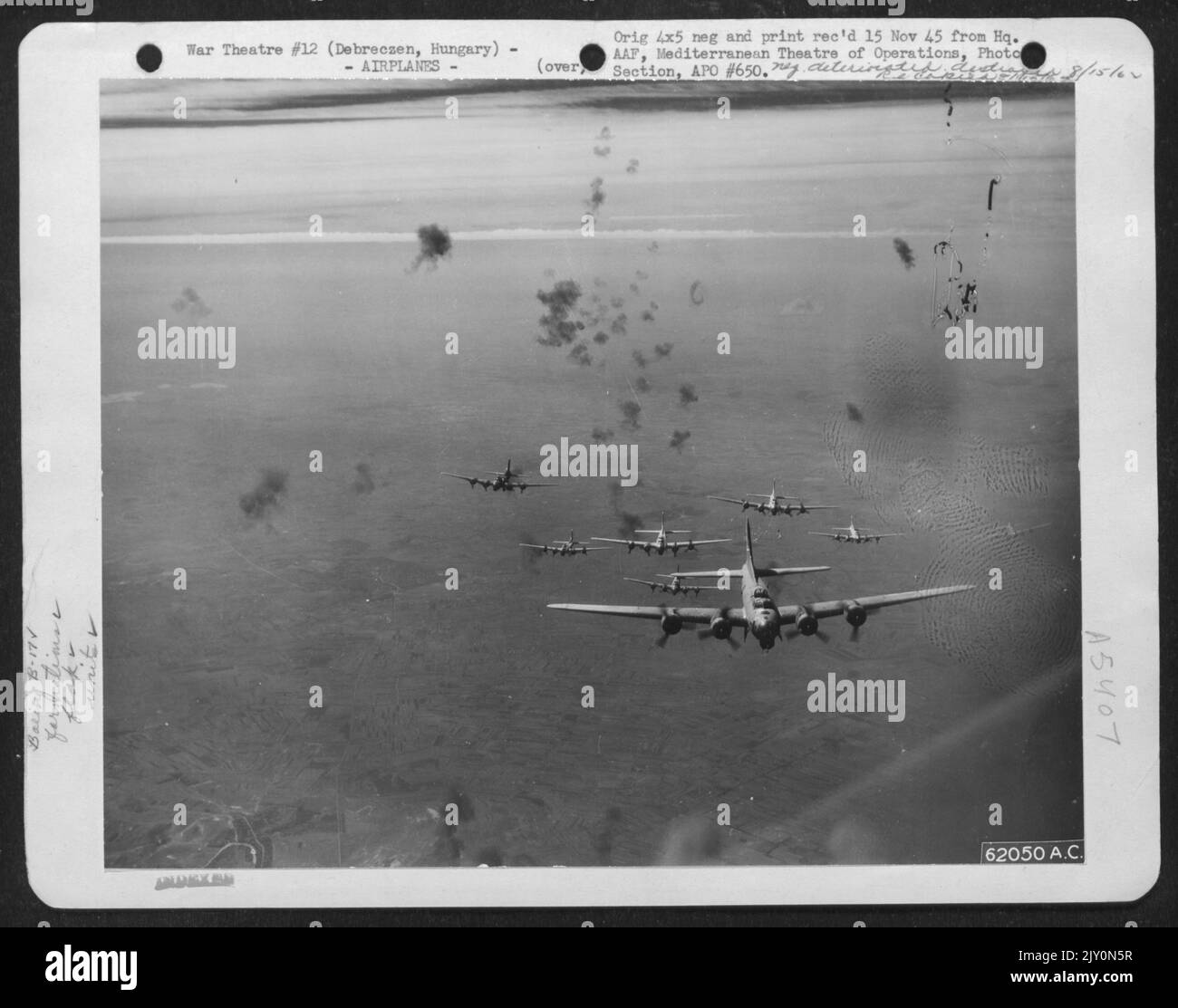 Flak platzt um die Boeing B-17 'Flying Fortresses' der 15. Air Force, Enroute to Bomb Feindinstallationen in Debreczen, Ungarn, 21. September 1944. Stockfoto