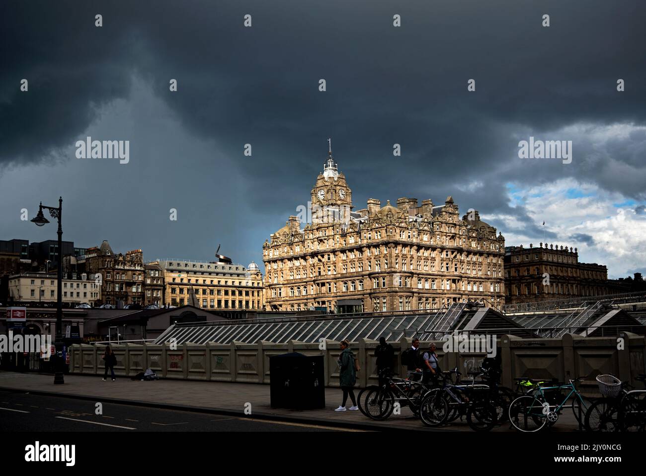 Das Sonnenlicht fällt auf das Balmoral Hotel in der Princes Street, und es kommen immer mehr Regenwolken. Edinburgh, Schottland, Großbritannien. Stockfoto