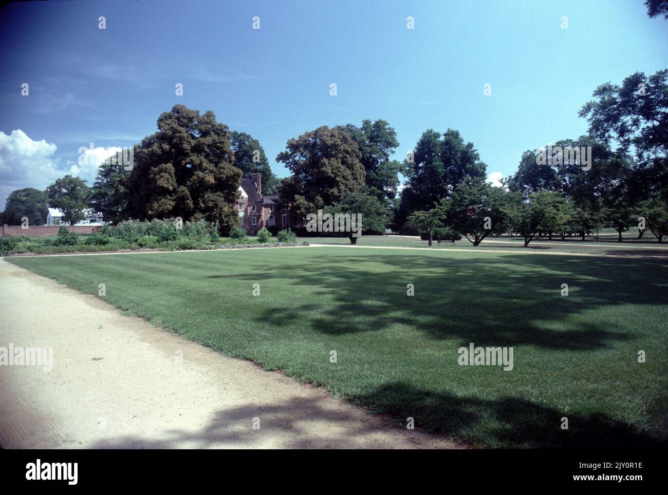 Surry VA USA 9/1993. Bacon’s Castle. Bacon's Castle, oder 'Allen's Brick House' oder das 'Arthur Allen House' befindet sich in Surry County, Virginia, USA. Es ist die älteste dokumentierte Ziegelwohnung in den heutigen Vereinigten Staaten. Es wurde 1665 erbaut und gilt als ein äußerst seltenes Beispiel jakobischer Architektur in der Neuen Welt. Das Haus wurde als "Bacons Burg" bekannt, weil es als Festung oder "Burg" von den Anhängern von Nathaniel Bacon während der Rebellion von Bacon im Jahr 1676 besetzt wurde. Im Gegensatz zur populären Folklore lebte Bacon jedoch nie in Bacons Schloss. Stockfoto