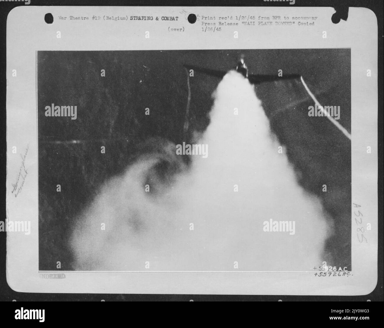 Dies ist eines der vielen deutschen Kampfflugzeuge, die von den US Army 9. Air Force Jagdbomberpiloten während der "Battle of the Bulge" in Belgien zerstört wurden. Es wird LT. John H. Wallace, 79 Butler St., Dorchester, Mass., gutgeschrieben, dessen Pistole-Kamera aufgenommen hat Stockfoto