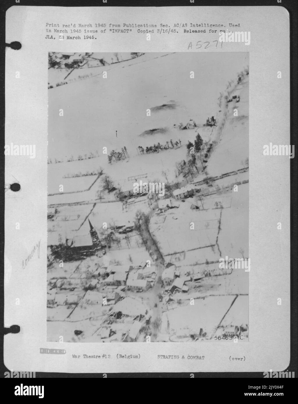 So sieht ein Nazi-Straßenkonvoi (zwischen St. Vith und Schonberg, Belgien) auf einen 'Vereisung' 9. Air Force Tact Recon. Pilot aus. Stockfoto