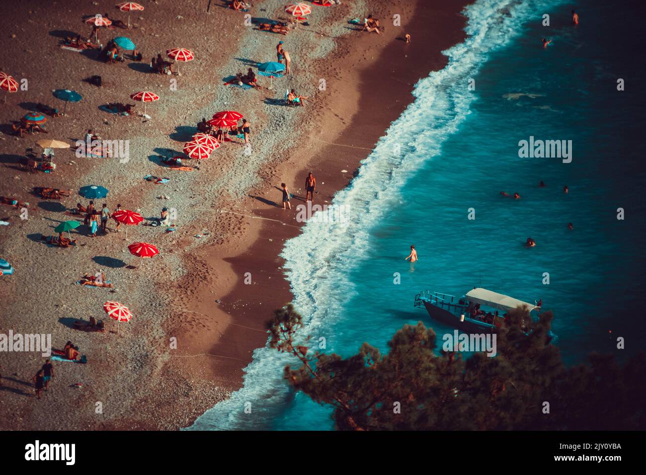 Fethiye, Mugla, Türkei - September 2021: Top-Ansicht der Urlauber am Kabakkoyu-Strand, Selective Focus Stockfoto