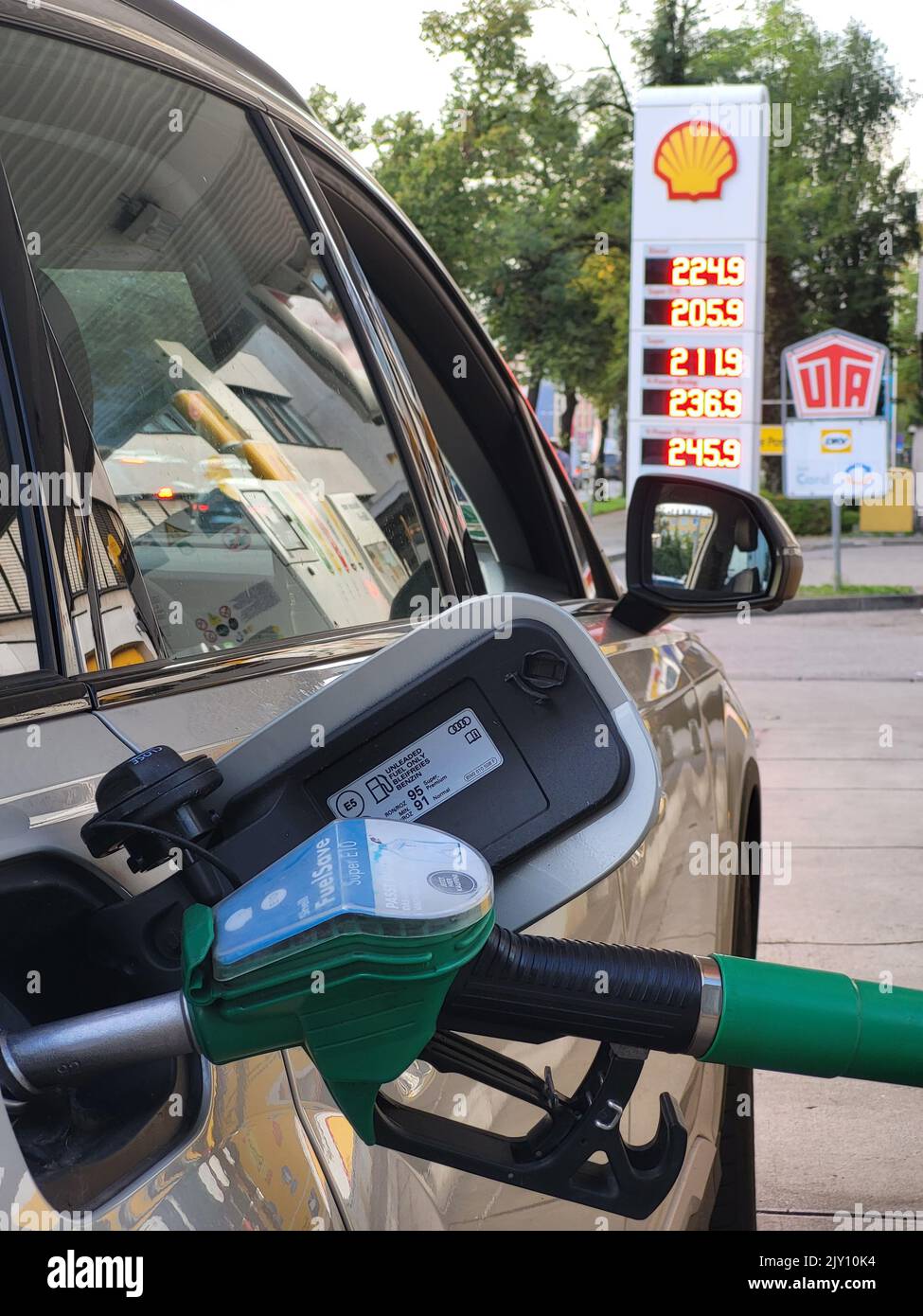 MÜNCHEN, DEUTSCHLAND - 7. SEPTEMBER: Am 7. September 2022 in München wird das Auto an einer Shell-Tankstelle mit einem Benzinpreis von über 2 Euro betankt Stockfoto