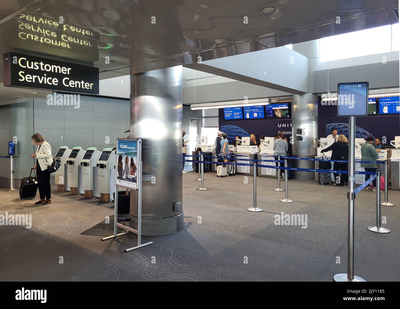 DENVER, CO – 6. SEPTEMBER: Die Schalter des Customer Service Centers der United Airlines am Abflugsteig von Concourse C am Denver International Airport Stockfoto