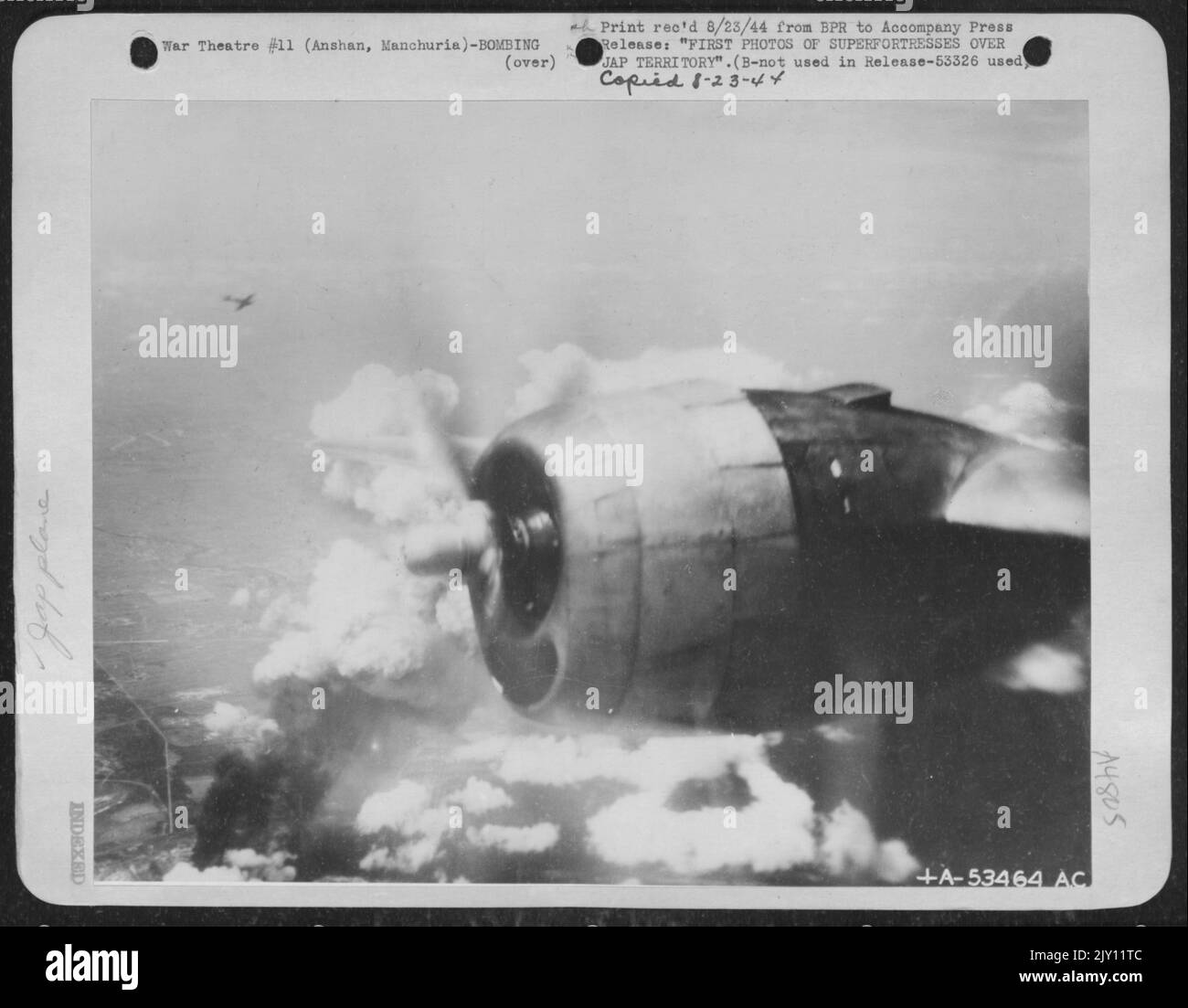 Ein japanisches Kampfflugzeug (oben links) greift eine der Boeing B-29 Superfestungen an, die Anshan und Tangku am 29. Juli 44 überfielen. Die gegnerische Kämpfer-Opposition war moderat und unsere Verluste waren extrem gering. Stockfoto