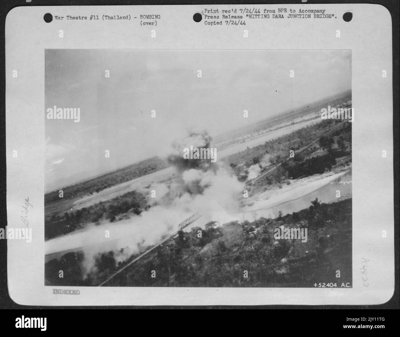 Die strategische Brücke von dar Junction in Nord-Thailand wird genauso gesehen, wie sie von Bomben der US-amerikanischen B-25 Mitchells of Maj. General Claire L. Chennault's U.S. Army 14. Air Force gesprengt wird. Stockfoto