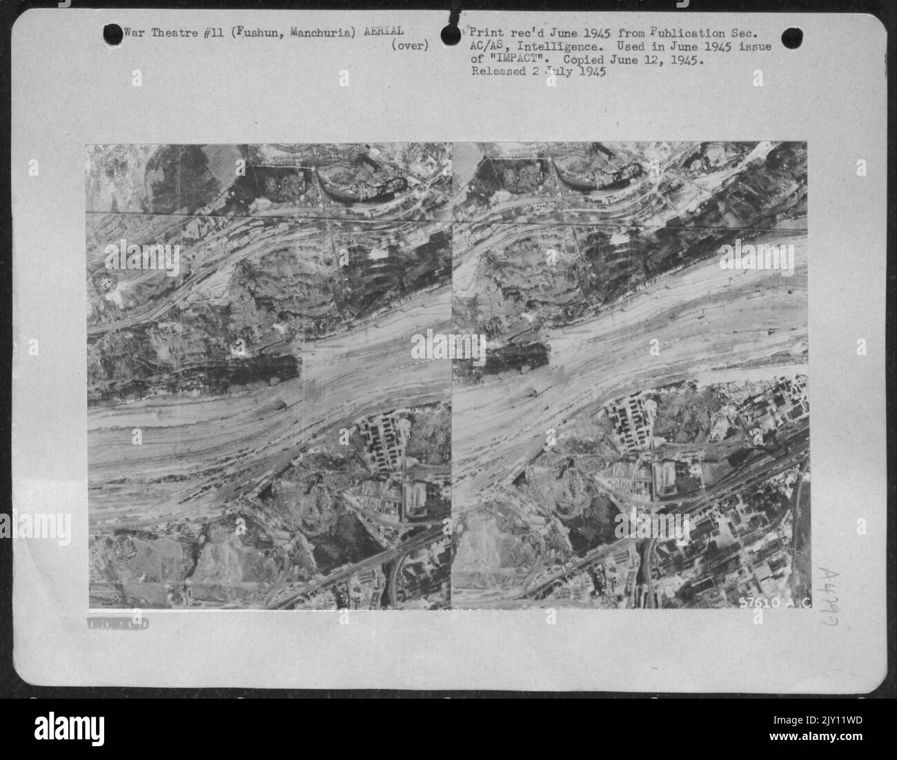 Stereo Pair, Hier Zeigt Einen Teil Der Größten Open-Cut Kolonie Der Welt, In Fushun, Mandschurei. Ein Drittel des Manchurian Coal-Ausstoss stammt aus diesen Minen, die sich in Einem hochindustrialisierten Komplex aus Schieferöl- und Leichtmetallanlagen befinden. Stockfoto