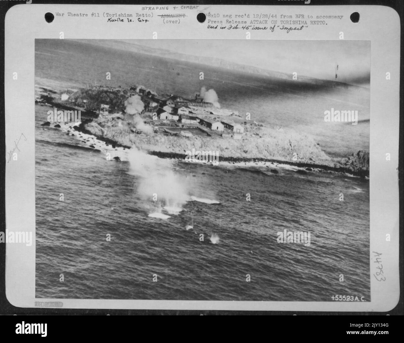 Die nach vorne schießenden Geschütze eines Mitchell-Bombers von Maj. General Davenport Johnsons 11. US Army Air Forces sprengen eine kleine japanische Inselgarnison auf Torishima Retto vor der Ostküste von Paramushiru. Treffer sind auch im Zielbereich zu sehen Stockfoto