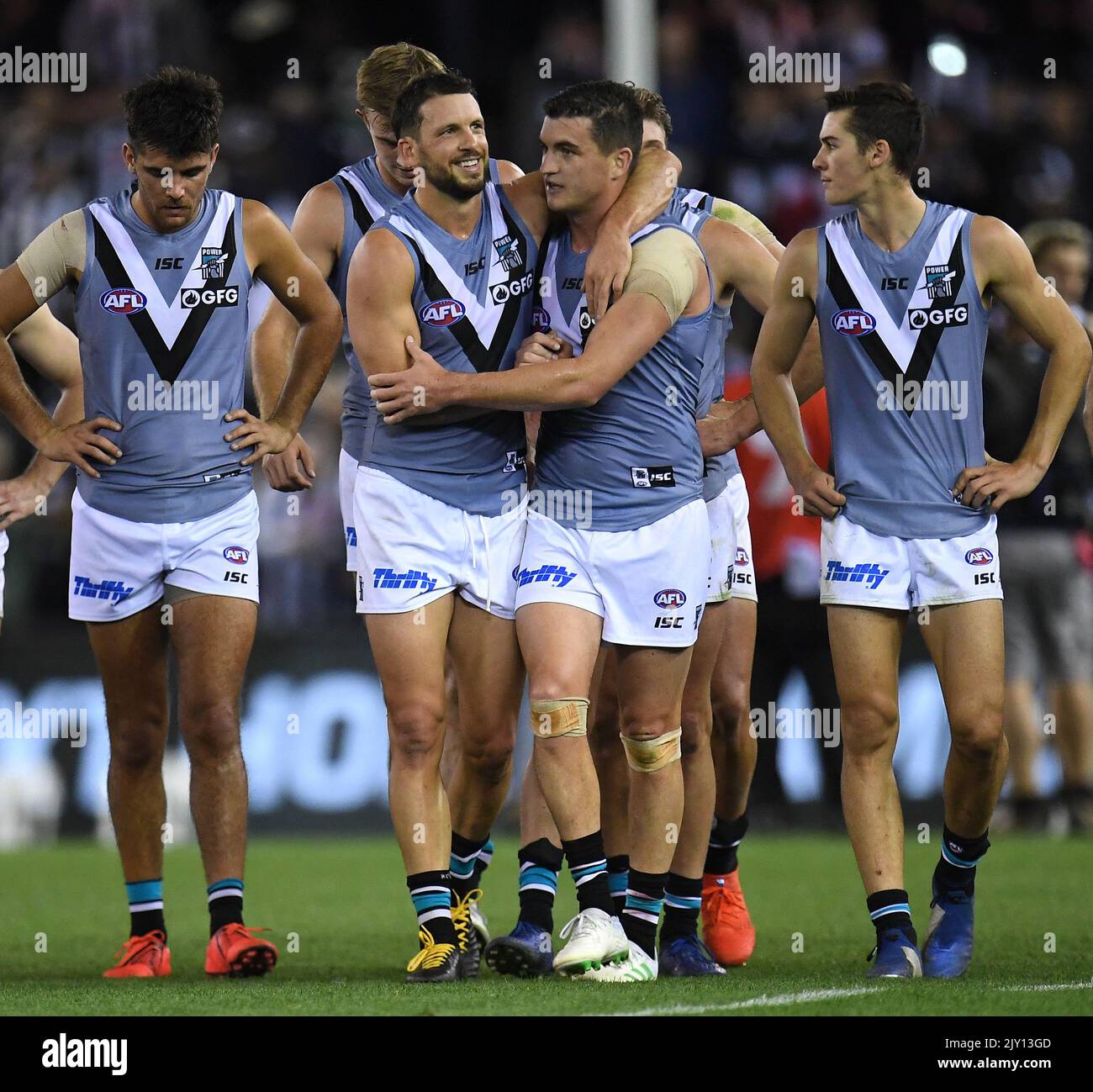 Travis Boak (zweiter von links) und Tom Rockliff (dritter von links) von The Power werden nach dem AFL-Spiel der Runde 7 zwischen den Collingwood Magpies und der Port Adelaide Power am Freitag, den 3. Mai 2019 im Marvel Stadium in Melbourne gesehen. (AAP-Bild/Julian Smith) Stockfoto