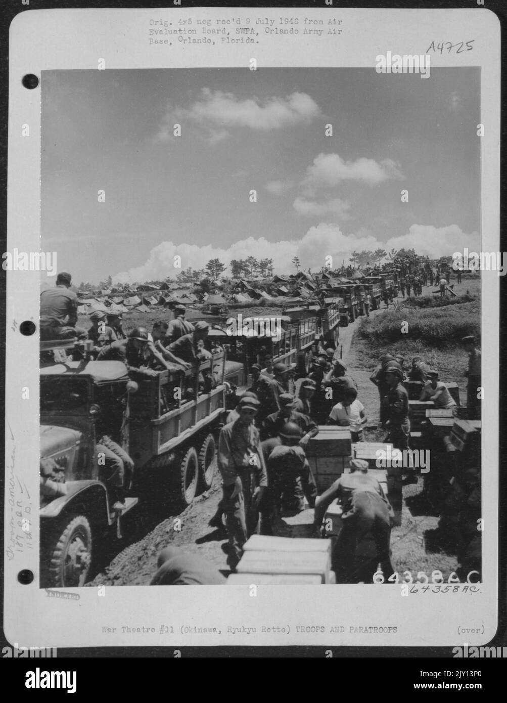 Truppen des Paragleiter-Regiments 187., 11. Airborne Division Beladen von Lastwagen im Biwak-Gebiet vom Kadena-Flugstreifen an Bord von Douglas C-54'S. Okinawa, Ryukyu Retto, 29. August 1945. Stockfoto