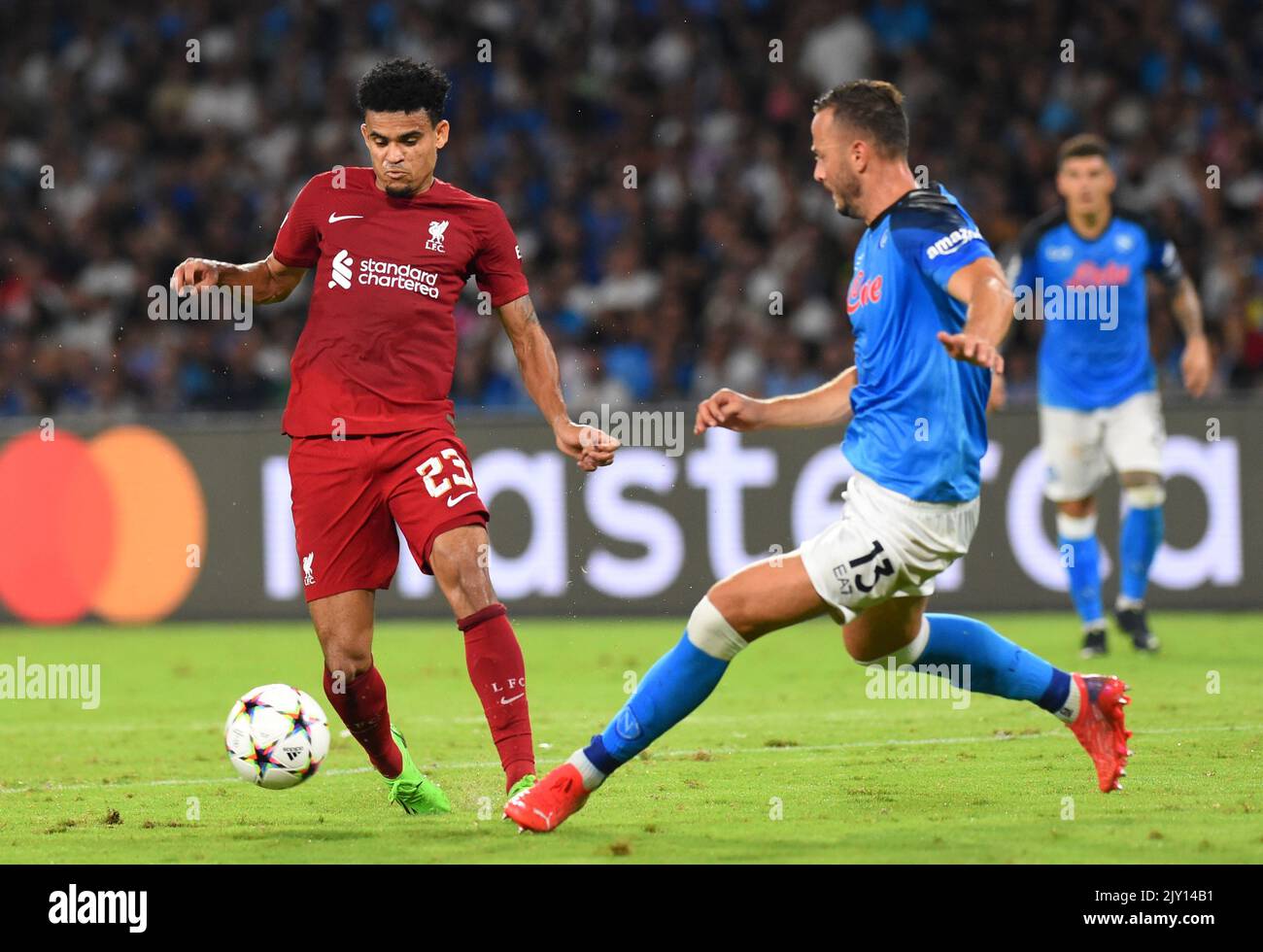 Liverpools Luis Diaz (links) und Napolis Amir Rrahmani in Aktion während des UEFA Champions League Group A-Spiels im Diego Armando Maradona Stadium in Neapel, Italien. Bilddatum: Mittwoch, 7. September 2022. Stockfoto