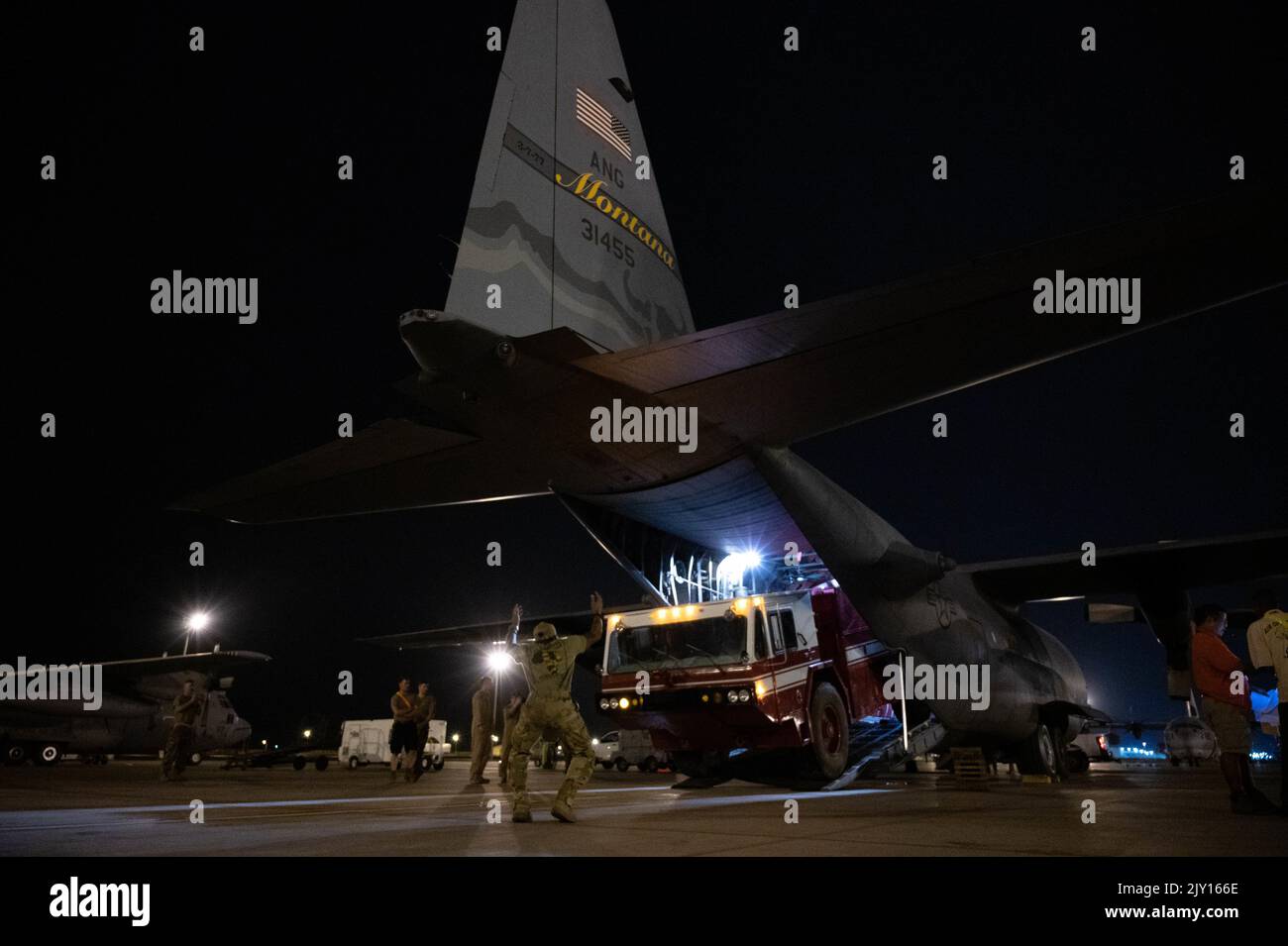 US Air Force Staff Sgt. Nathan Deschall, 75. Expeditionary Airlift Squadron Loadmaster, marschiert einen Feuerwehrwagen aus einem C-130 Hercules im Lager Lemonnier, Dschibuti, 7. Juli 2022. Feuergefechte am Horn von Afrika werden mit diesen Lastwagen schnelle Notfallmaßnahmen zur Unterstützung der 449. Air Expeditionary Group durchführen, um sichere, zuverlässige und flexible Stromprojektionsplatten für USAFE-AFAFRICA-Einsätze in Ostafrika bereitzustellen. (Foto der US Air Force SSgt Branden Rae) Stockfoto