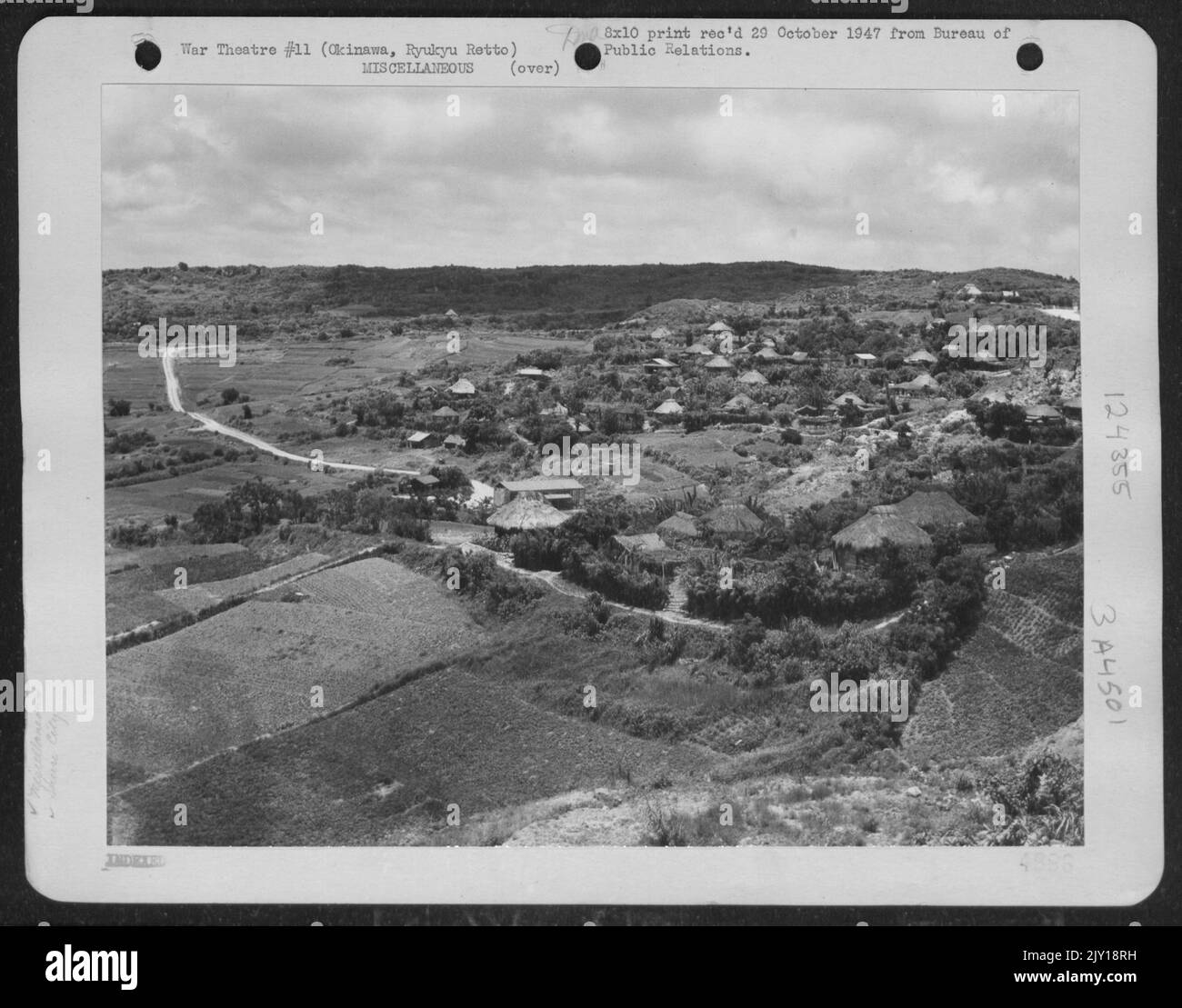 Shuri City -- von Einem Hügel aus gesehen - Dies ist Eine gute Aussicht auf einen Teil der Shuri City, einst die Hauptstadt von Okinawa, Ryukyu Retto und jetzt Ein modernes progressives Dorf, das versucht, sich aus dem letzten Krieg zu erholen. Das Bild zeigt die familiären Reetdachhütten, Ein Windi Stockfoto