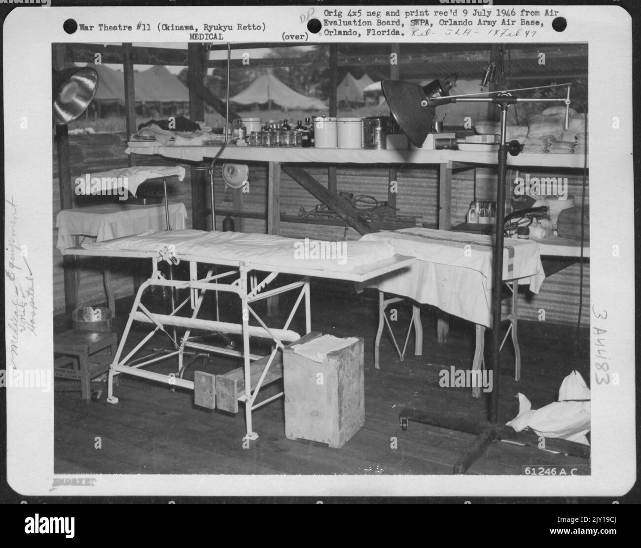 Innenansicht der Hauptchirurgie im 29. Portable Surgical Hospital, das sich in der Nähe des Yontan Airstrip befindet, der unter operativer Kontrolle der 5. Air Force steht. Diese Einheit kann genug Ausrüstung transportieren, um in 11 Douglas C-47 'Skytrains' Le 30 Tage lang zu fahren Stockfoto