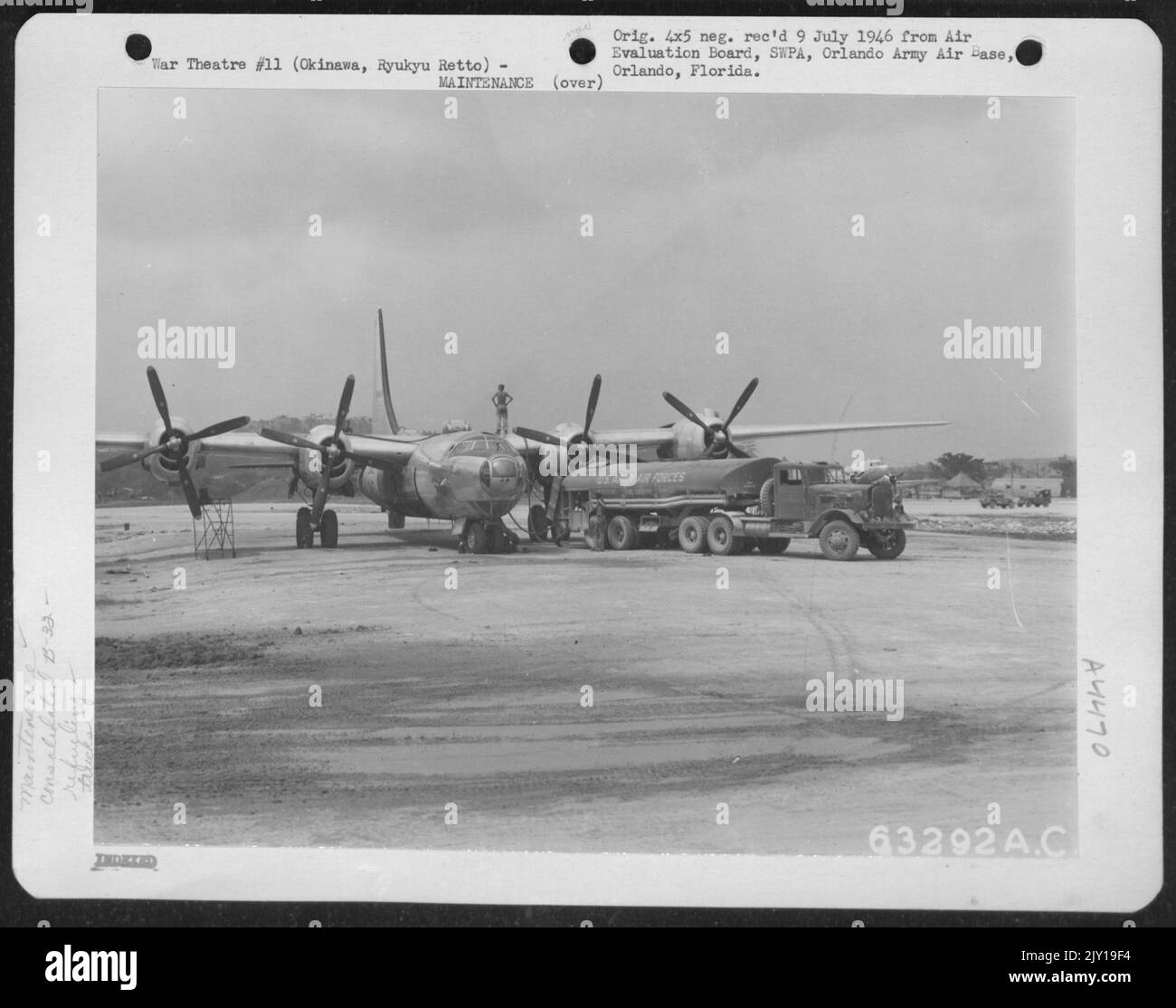 Konsolidierte B-32S, die neu aus Luzon, P.I. angekommen war Auf Dem Yonton Strip. Gezeigt wird eine B-32, die kurz nach der Ankunft betankt wird. Zwei dieser Flugzeuge wurden nach dem japanischen Friedensgerücht während einer Fotoaufklärung über Japan angegriffen. Beide Flugzeuge Waren Schlecht Stockfoto