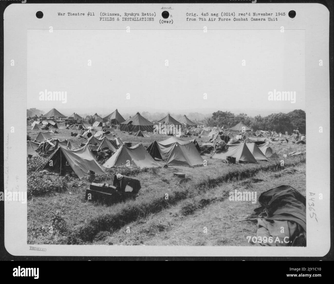 Der Lagerbereich der 41. Bombengruppe beginnt Gestalt zu nehmen, als Männer der Gruppe ihre Zelte in der Nähe des Kadena Airfield auf Okinawa, Ryukyu Retto, aufschlugen. 8. Juni 1945. Stockfoto