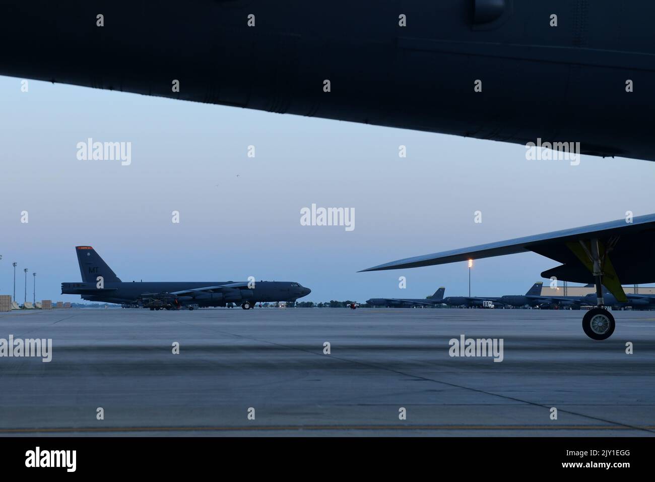 Eine B-52H Stratofortress parkte auf der Fluglinie auf der Minot Air Force Base, North Dakota, 23. August 2022. Die B-52H Stratofortress kann militärische Vermögenswerte mit weltweiter Präzisionsnavigationsfähigkeit transportieren. (USA Luftwaffe Foto von Airman Alysa Knott) Stockfoto