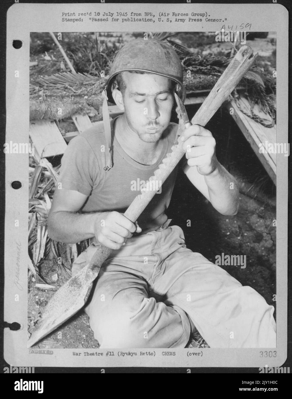 Ryukyu Retto - in diesem Schaufel neun Kerben schneiden, mit denen er neun Japanesen in der Nähe seiner Aaf-Jagdbasis 7. im Ryukyus „gefangen“ hat, teilt PFC Bernard J. Hall, Triadelphia, West Virgina, seinen Kampfstand aus. Hall, ein Aaf Service Lagerarbeiter, grub Einen Stockfoto