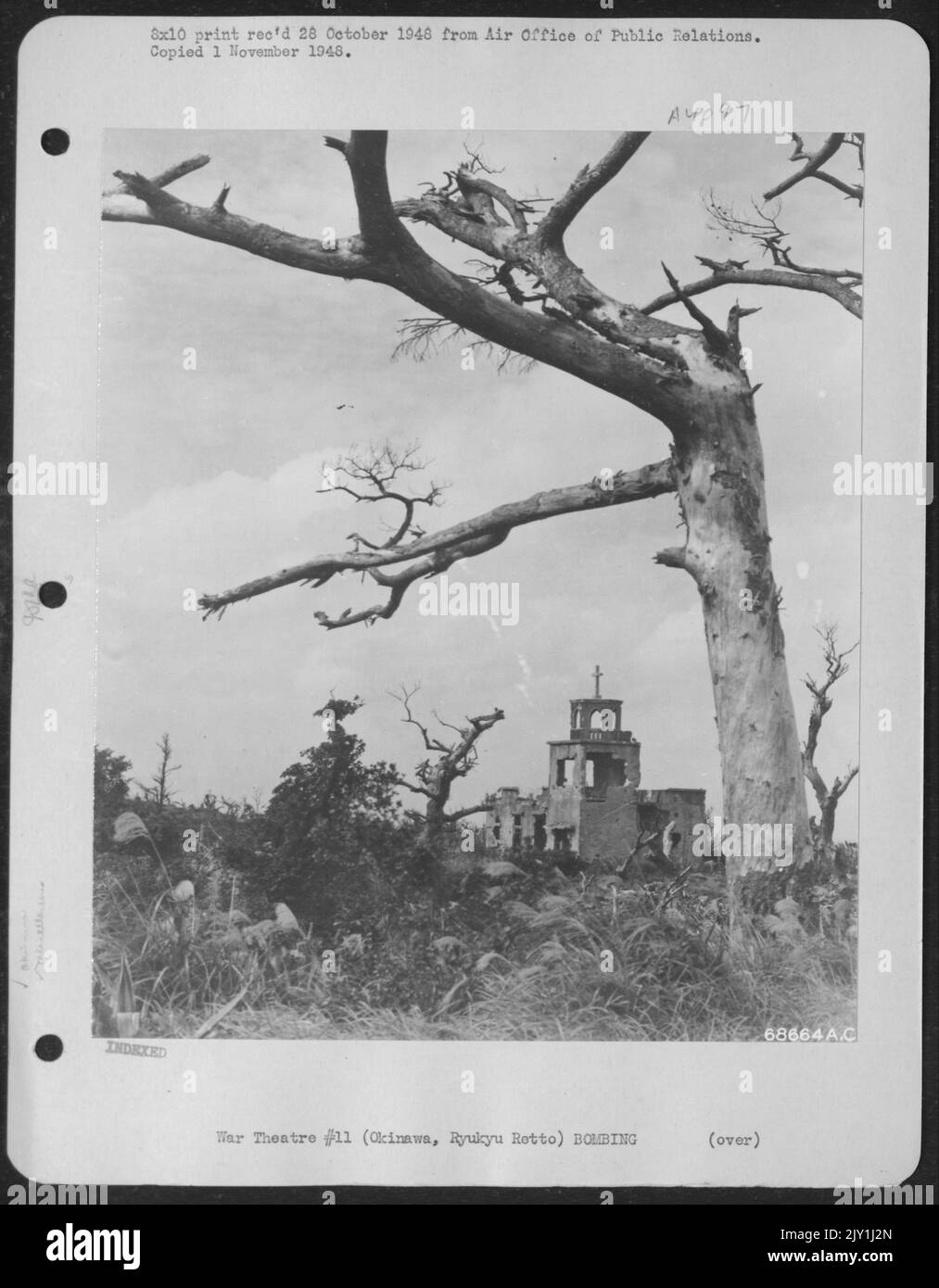 Lebendige Szene In Der Nähe Von Shuri City - Dieser Von Einem Gefecht Gezeichneten Baum Und Die Halb Abgerissene Kirche In Der Nähe Von Shuri City Erzählen Die Geschichte Der Kriegstragödie Auf Okinawa, Ryukyu Retto. Allerdings Ist Der Umbau In Den Meisten Der Insel Im Gange. Stockfoto