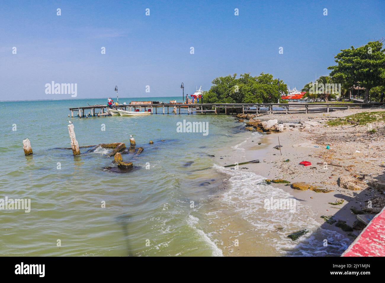 Boote, Fischerboote, Schiffe, Schiffe mit Operationen auf Ölplattformen an der Anlegestelle im Zentrum von CD del Carmen Campeche neben dem städtischen Markt 'Alonso-Feld de Andrade' in Ciudad del Carme, Campeche Mexiko August 2022. (© Photo Luis Gutierrez by NortePhoto.com) Botes, barcos de pesca, buque, embarcaciones con operaciones en las plataformas petroleras en el muelle del Centro de CD del Carmen Campeche junto al Mercado Municipal 'Alonso Felipe de Andrade' de Ciudad del Carme, Campeche Mexiko Agosto 2022. Meer (© Foto Luis Gutierrez von NortePhoto.com) Stockfoto