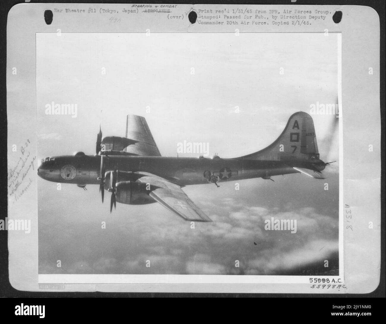 Dieses bemerkenswerte Foto, das bei einem Boeing B-29-Streik über Tokio, Japan, aufgenommen wurde, zeigt Sgt. J.R. Krantz, Hickory Point, Tennessee, ein Taillenschütze auf einer Bomber Command Superfortress aus dem Jahr 21., der fünf Meilen in der Luft über der japanischen Hauptstadt baumelt. Stockfoto