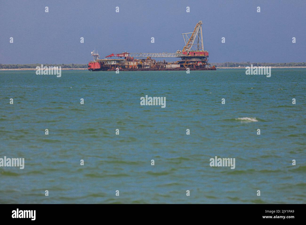 Boote, Fischerboote, Schiffe, Schiffe mit Operationen auf Ölplattformen an der Anlegestelle im Zentrum von CD del Carmen Campeche neben dem städtischen Markt 'Alonso-Feld de Andrade' in Ciudad del Carme, Campeche Mexiko August 2022. (© Photo Luis Gutierrez by NortePhoto.com) Botes, barcos de pesca, buque, embarcaciones con operaciones en las plataformas petroleras en el muelle del Centro de CD del Carmen Campeche junto al Mercado Municipal 'Alonso Felipe de Andrade' de Ciudad del Carme, Campeche Mexiko Agosto 2022. Meer (© Foto Luis Gutierrez von NortePhoto.com) Stockfoto