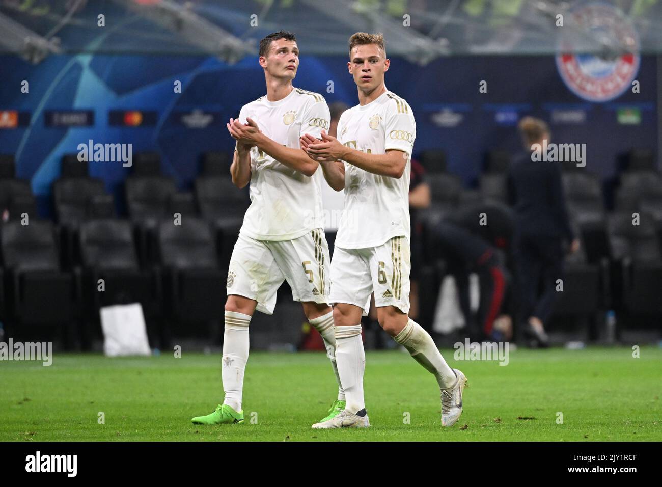 Mailand, Italien. 07. September 2022. Fußball: Champions League, Inter Mailand - Bayern München, Gruppenphase, Gruppe C, Matchday 1 im Stadio Giuseppe Meazza, Münchens Benjamin Pavard und Joshua Kimmich (r) nach dem Spiel. Quelle: Sven Hoppe/dpa/Alamy Live News Stockfoto