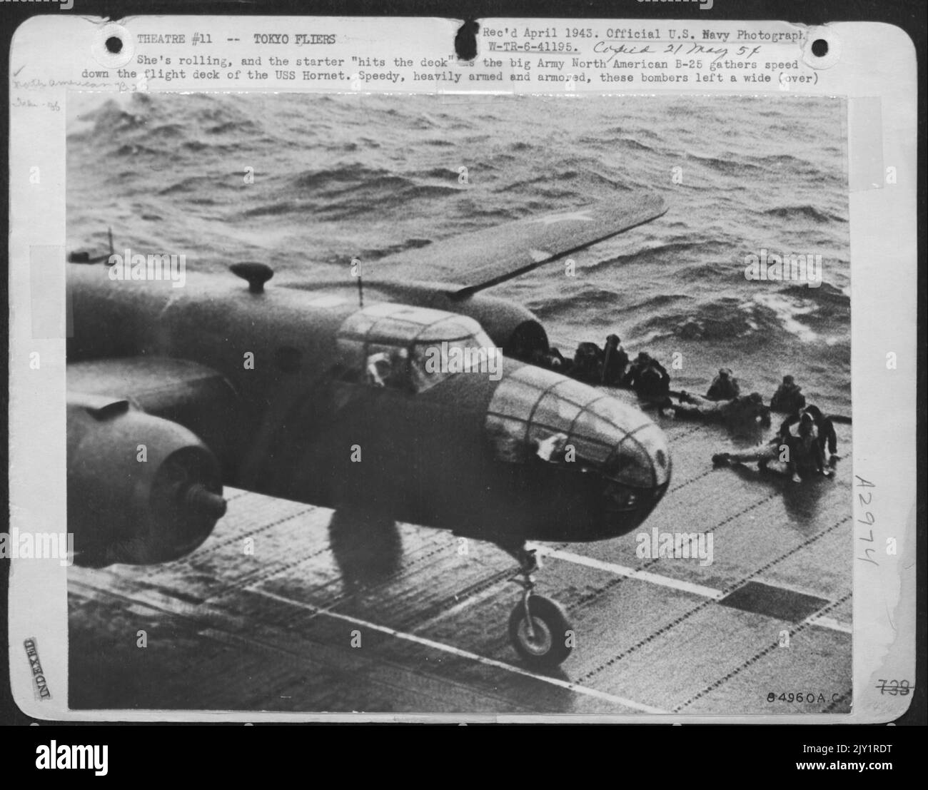 Sie rollte, und der Starter 'trifft das Deck', während die Big Army North American B-25 Speed Down das Flugdeck der USS Hornet sammelt. Schnell, schwer bewaffnet und gepanzert, verließen diese Bomber einen weiten Weg der Zerstörung durch die Industriezentren Japans Stockfoto