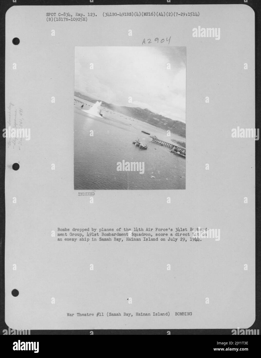 Bomben, die von Flugzeugen des 491St Bombardement Squadron der 14. Air Force, 341St Bombardment Group, abgeworfen wurden, erhalten Am 29. Juli 1944 einen direkten Treffer auf ein feindliches Schiff in Samah Bay, Hainan Island. Stockfoto