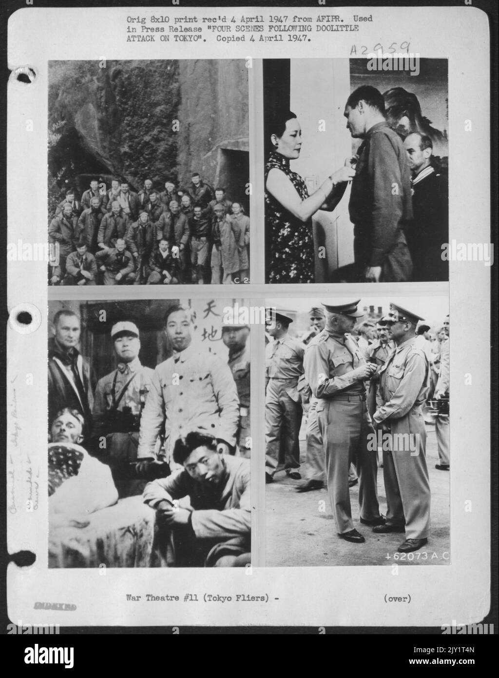 Vier Szenen Nach Dem Angriff Des Doolittle Auf Tokio. Dieses zusammengesetzte Foto zeigt chronologisch vier Vorfälle nach dem Angriff der Luftwaffe auf Tokio und mehrere andere japanische Städte, angeführt von Generalleutnant James H. Doolittle, dem damaligen Leutnant Stockfoto