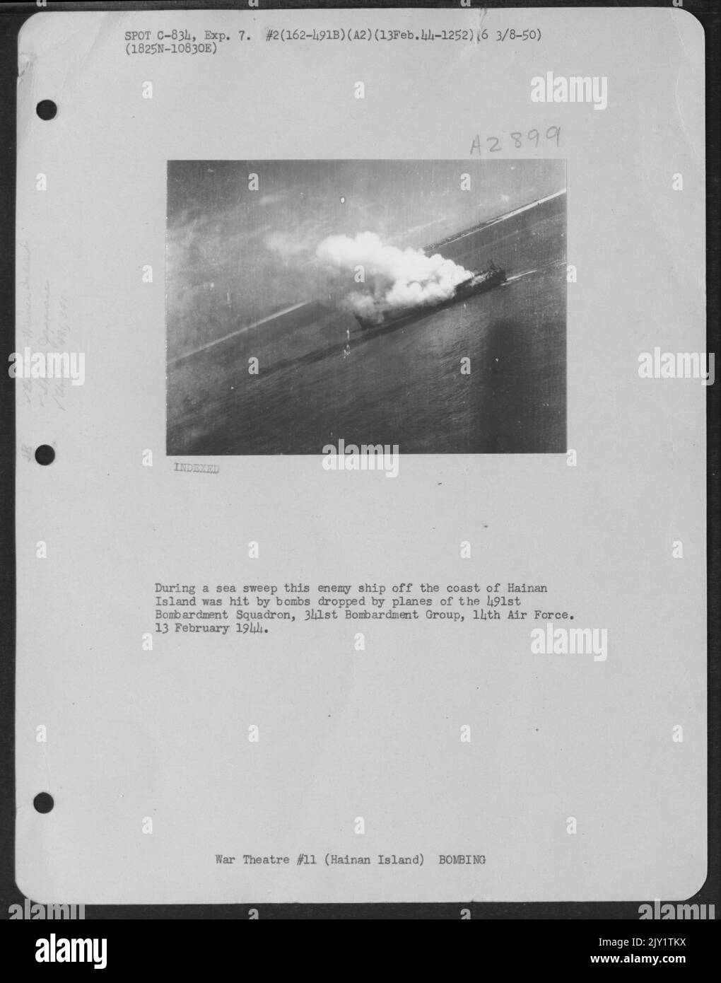 Während Einer Seerechtung wurde dieses feindliche Schiff vor der Küste der Insel Hainan von Bomben getroffen, die von Flugzeugen des Bombardements Squadron 491St, der Bombardement Group 341St, der Air Force 14., am 13. Februar 1944 abgeworfen wurden. Stockfoto