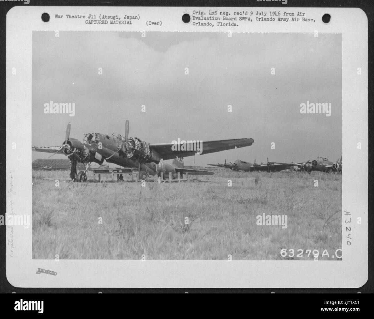 Ein straffes Teb südlich der Start- und Landebahn, das anscheinend mitten in einer Motorüberholung stand. Atsugi, Japanesean, 5. September 1945. Stockfoto