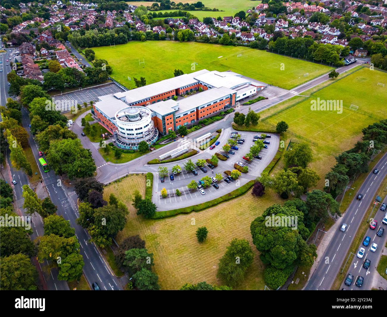 Luftaufnahme über einem High School Gebäude in Leeds. Die Lawnswood School ist eine weiterführende Schule. Stockfoto