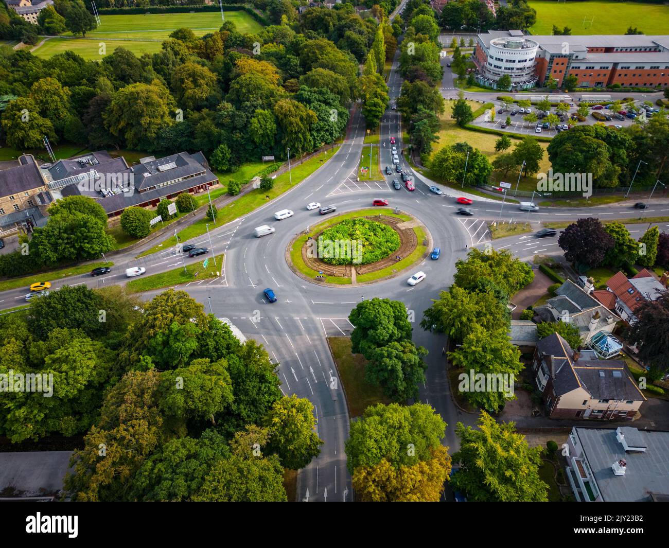 Luftaufnahme des Lawnswood-Kreisels auf der Leeds Ring Road. Autos nähern sich der Kreisverkehr-Kreuzung und fahren im Uhrzeigersinn herum. Stockfoto