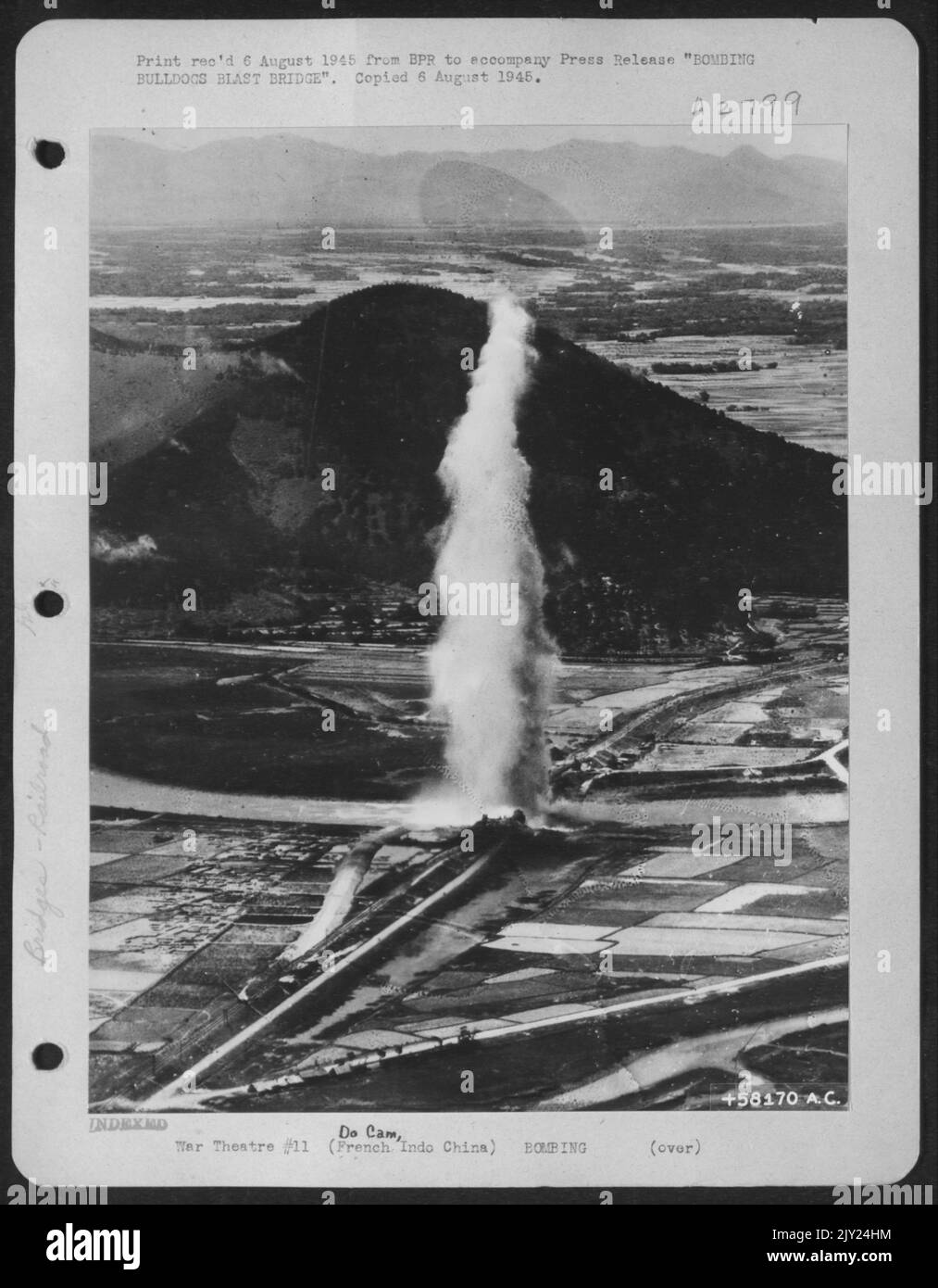 Bombardierung Der Bulldogs Blast Bridge -- Die Bombardierung Der Vierzehnten Luftwaffe (Mit Sitz In China) Sprengte Die Eisenbahnbrücke Bei Do Cam In Französisch-Indochina. Oben Ist Der Erste Von Zwei Direct Hits, Die Von Den Keen-Eyed Bulldog Bombardiers Erzielt Wurden. Stockfoto