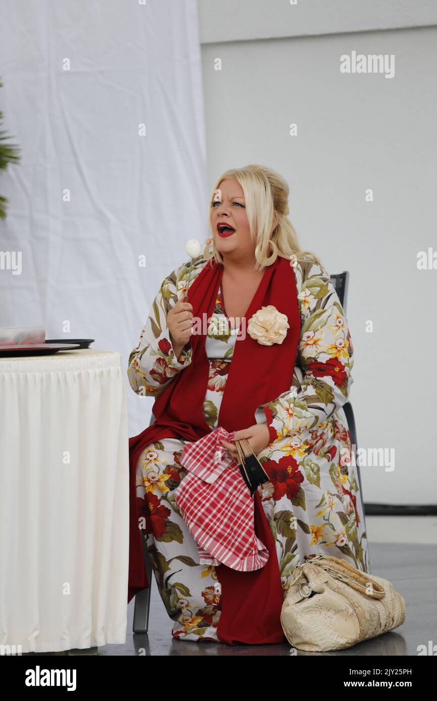 Tine Wittler in der Rolle der Base bei der Fotoprobe zu dem Theaterstück JEDERMANN im Rahmen der LAGA / Landesgartenschau. Beelitz, 06.09.2022 Stockfoto