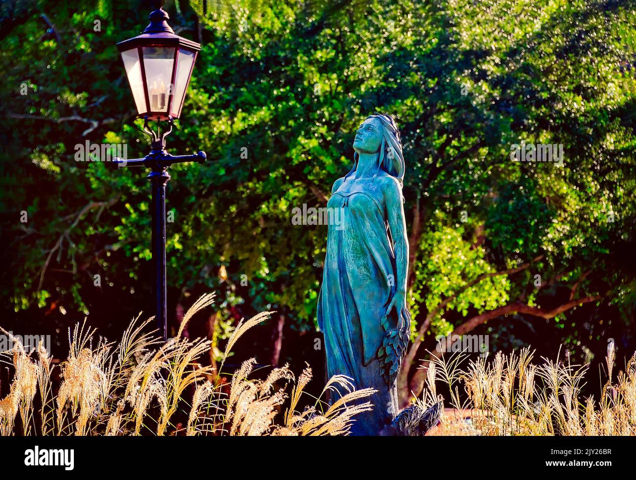 Eine Statue von Daphne, einer Naivität in der griechischen Mythologie, steht am 4. September 2022 in Daphne, Alabama, im Brunnen vor dem Rathaus von Daphne. Stockfoto