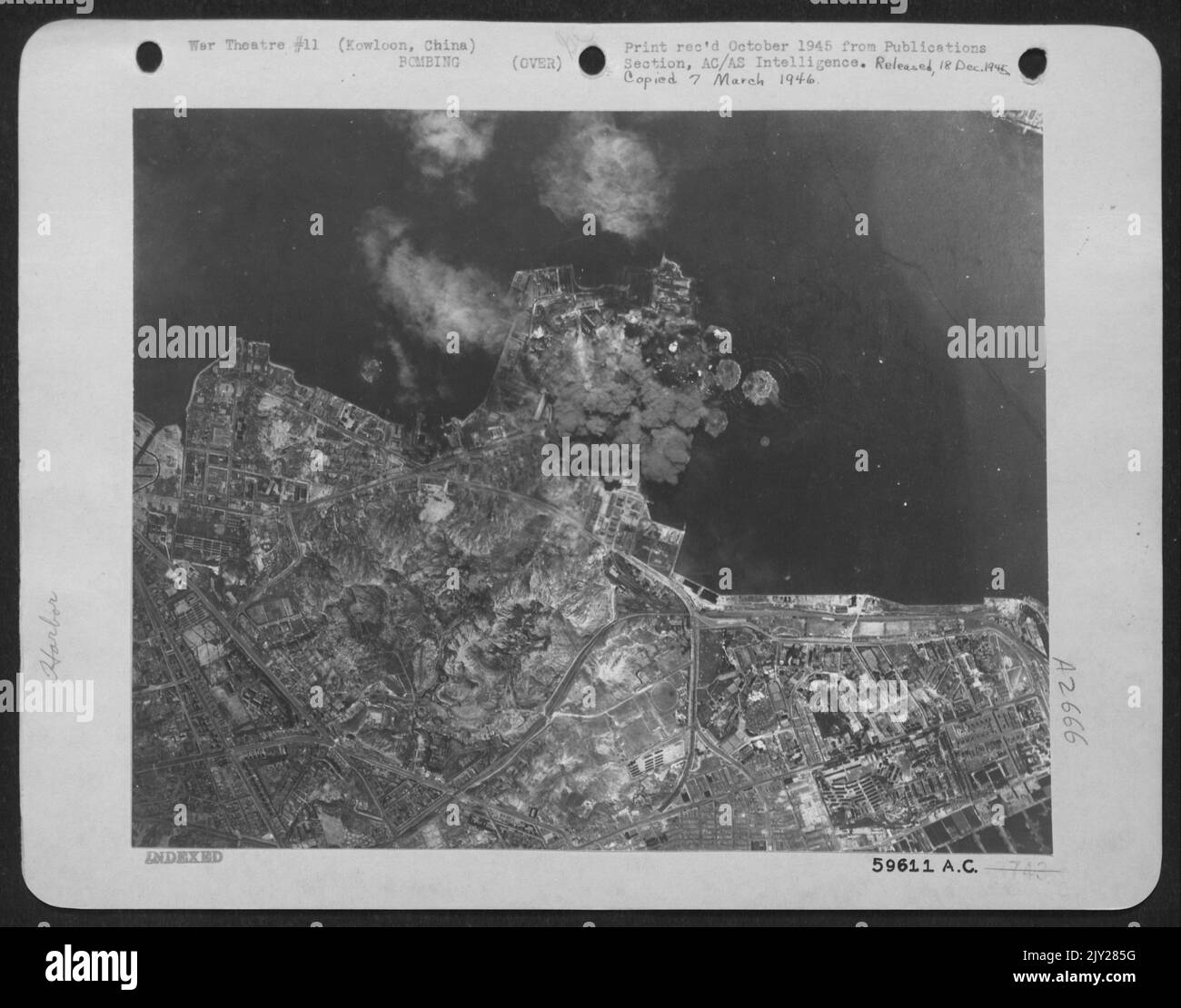 Die riesige Hafenanlage in Kowloon und die angrenzenden Hafenanlagen in Hongkong erleiden beim ersten Überfall durch Tageslicht durch unsere Flugzeuge schweren Schaden, als die Bomber der Fünften Luftwaffe B-24 Liberator am 2. 1945. April 140 Tonnen tausend Pfünder auf das Zielgebiet abwarfen. 308 Stockfoto