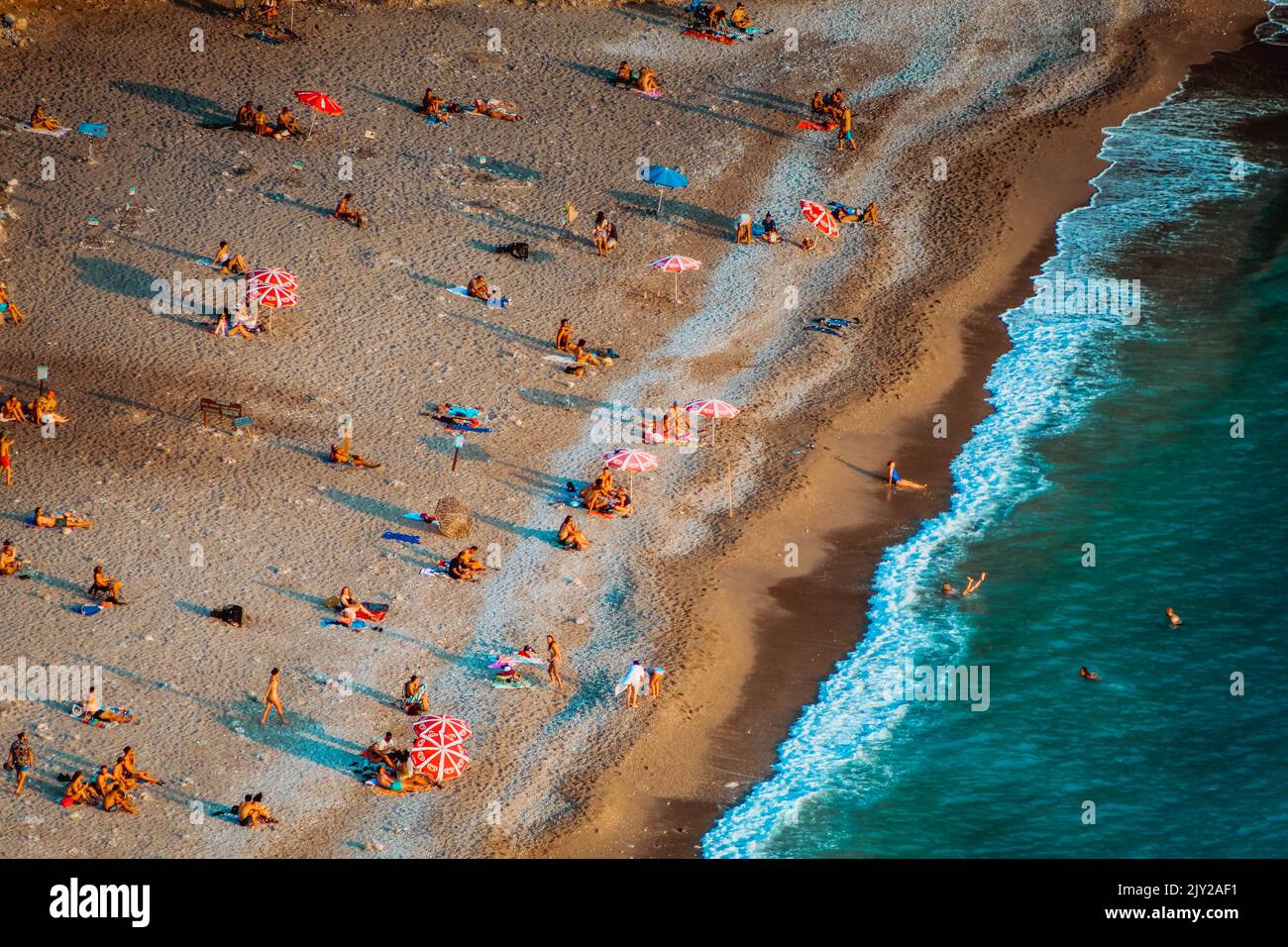 Fethiye, Mugla, Türkei - September 2021: Top-Ansicht der Urlauber am Kabakkoyu-Strand, Selective Focus Stockfoto