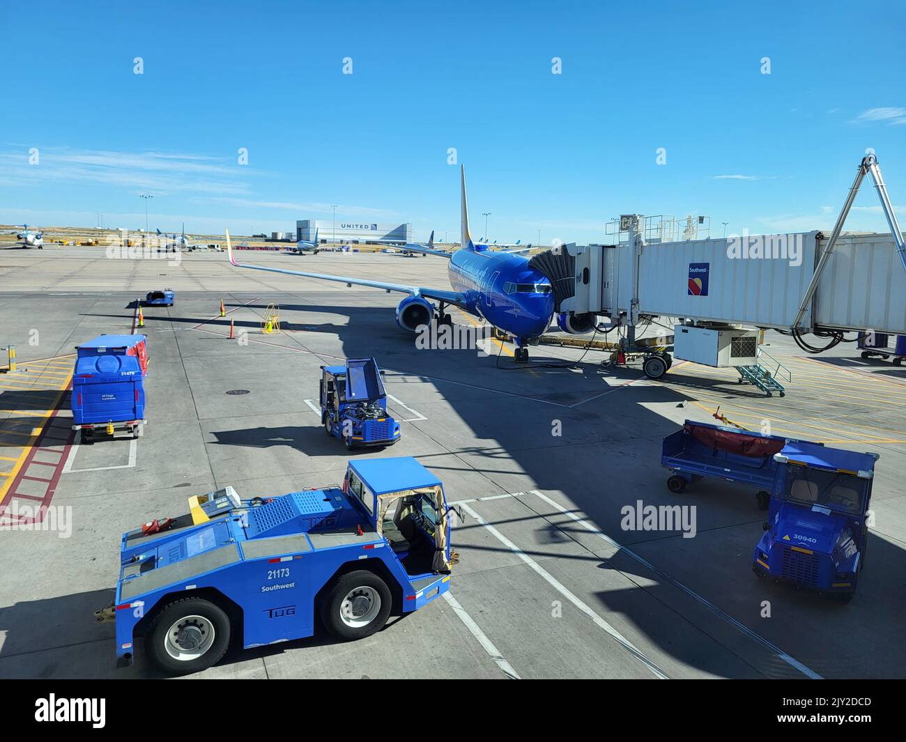 DENVER, CO - 4. SEPTEMBER 2022: Southwest-Flugzeug bereitet sich auf den Flug vom Denver International Airport vor. Stockfoto