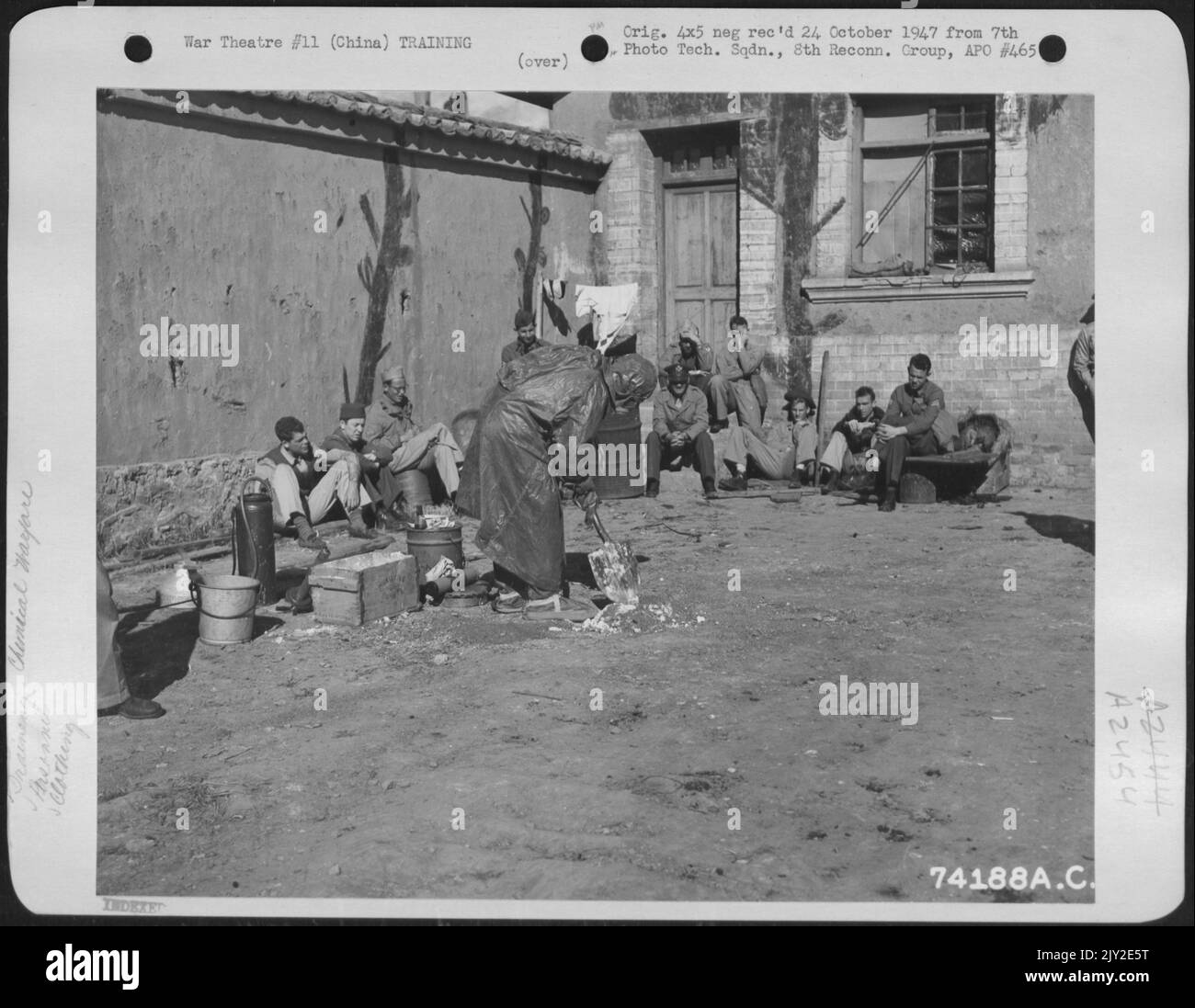 Sgt. Charles Mcpherson, In Einer Undurchlässigen Uniform Gekleidet, Unterrichtet Während Des Chemical Warfare Training In Kunming, China, Am 10. Januar 1943 Die Klasse In Der Dekontamination. Stockfoto