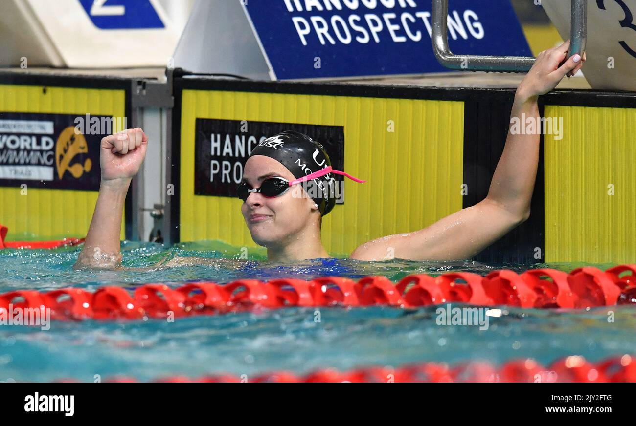 Die australische Schwimmerin Kaylee McKeown reagiert, nachdem sie das