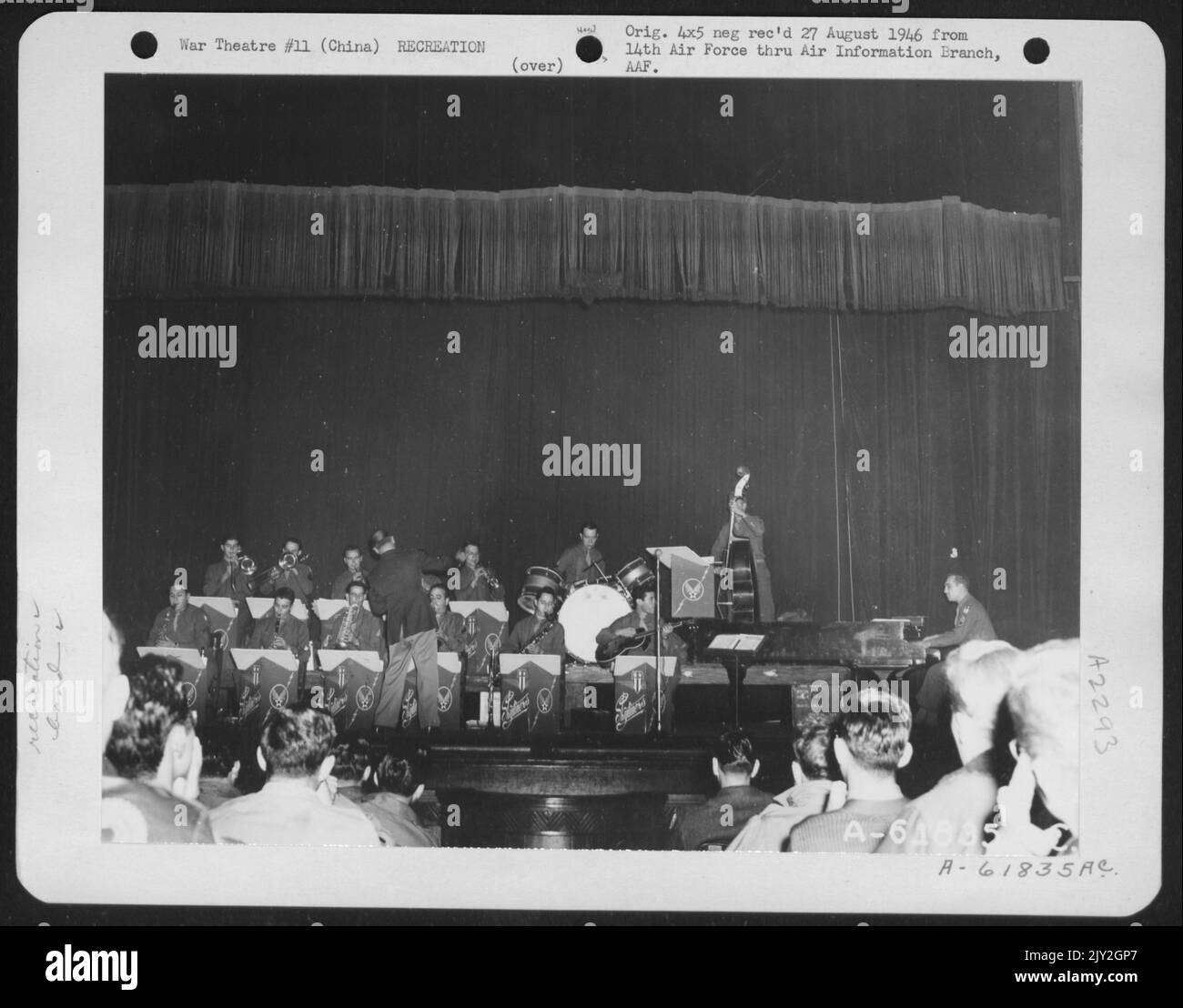 Die Army Air Forces Band „The Skyliners“ sorgte für Unterhaltung für das Personal, das auf US-Flugplätzen in China stationiert war. Es ist Eine willkommene Pause von der vielen Stunden harter Arbeit, die sie bei ihren verschiedenen Aufgaben auf dem Feld eingesetzt haben. Stockfoto