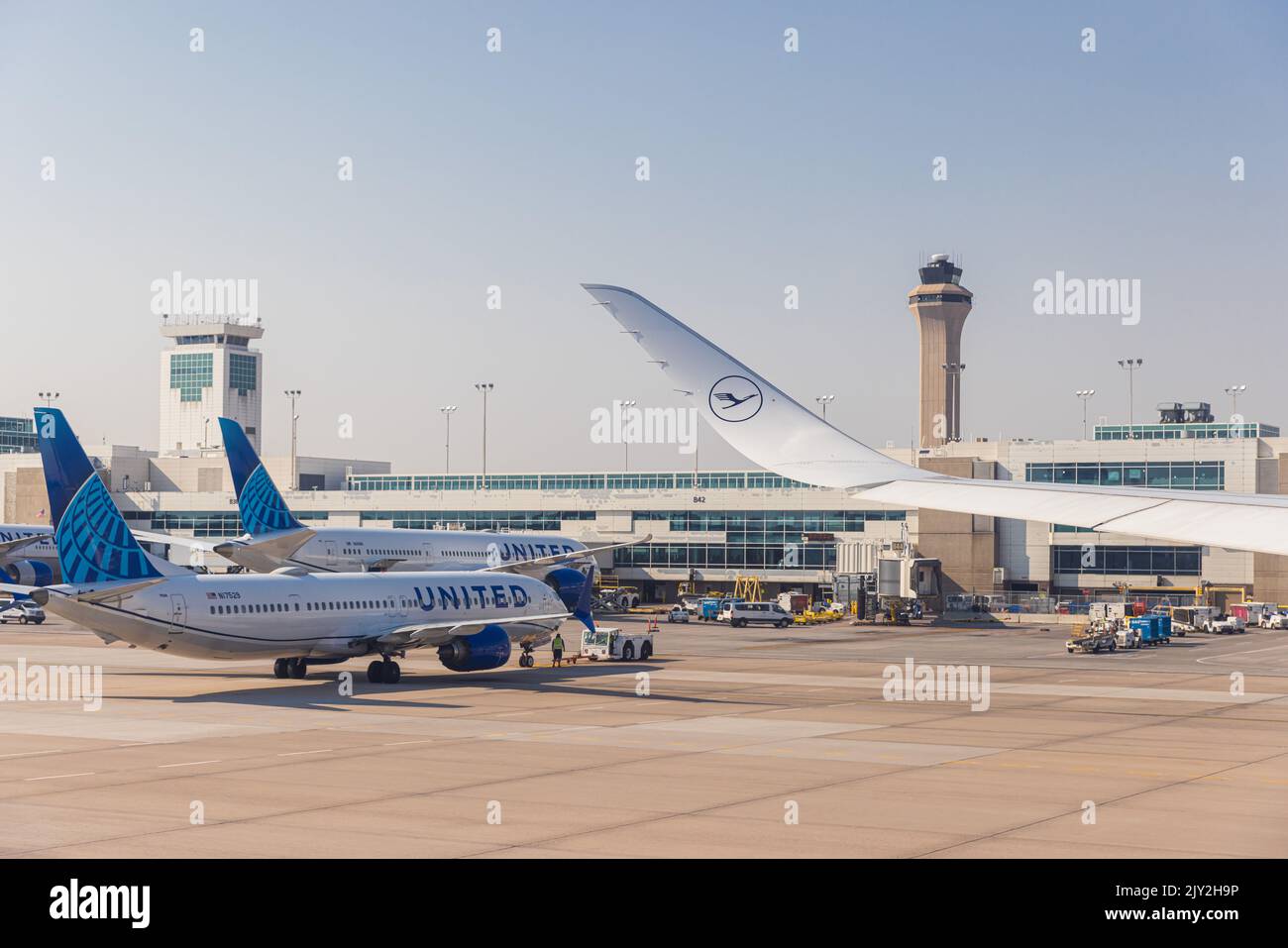 DENVER, CO - 6. SEPTEMBER 2022: United Airlines-Flugzeuge dockten am Denver International Airport an, mit einem Flügel und dem Lufthansa-Logo im Vordergrund Stockfoto