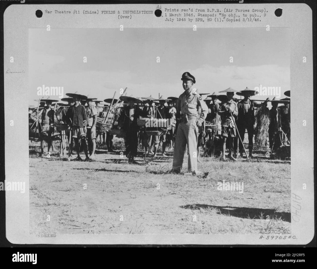 LT. Lim D. Wee, 3434 Michigan Ave., Detroit mich, Ein chinesisch-amerikanischer Offizier der 14. AF Engineers, hier gezeigt, der Anweisungen über das Naning Flugfeld in China gibt, an ungefähr Tausend Coolies, die halfen, das Flugfeld zu reparieren, nachdem die Japaner es geräumt hatten. Stockfoto
