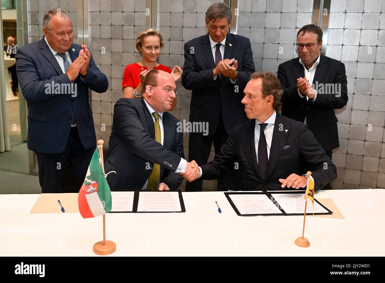 Markus Bangen, Vorstandsvorsitzender der Duisburger Hafen AG, Jacques Vandermeiren, CEO Port of Antwerp, Annick De Ridder, Vorsitzender Port of Antwerp, und der flämische Ministerpräsident Jan Jambon, der während der Unterzeichnung einer Absichtserklärung zwischen den beiden Häfen dargestellt wurde, Während eines diplomatischen Treffens zwischen Flandern und dem Land Nordrhein-Westfalen am Mittwoch, den 07. September 2022 in Düsseldorf. BELGA FOTO DIRK WAEM Stockfoto